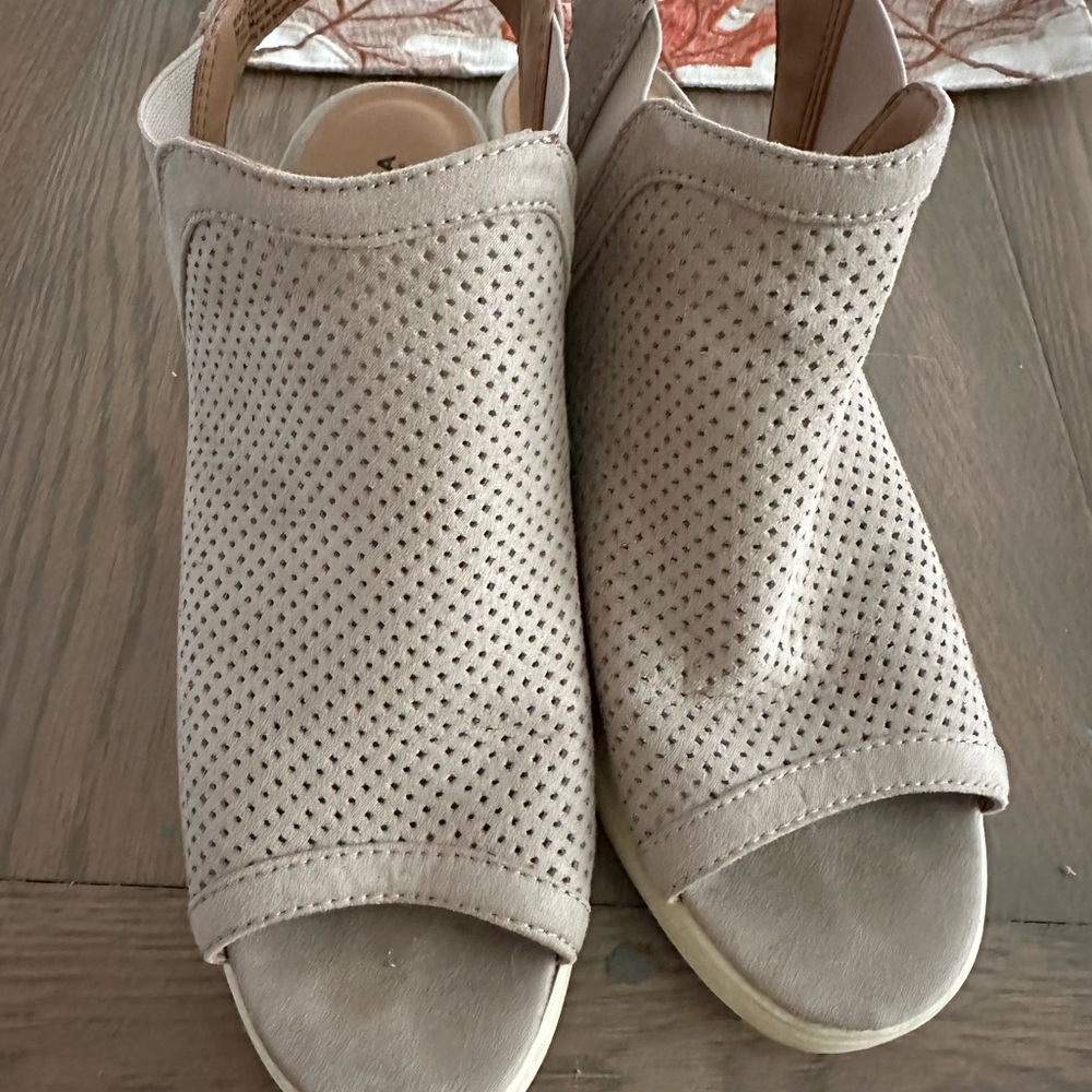 Sonoma Women's Perforated Sandals - Light Tan